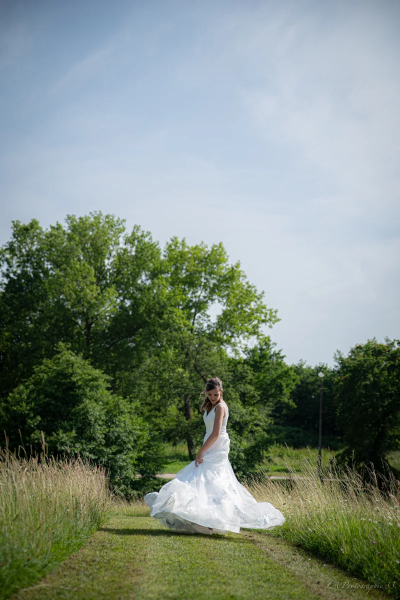 Mariée virevoltant en robe dans un jardin verdoyant