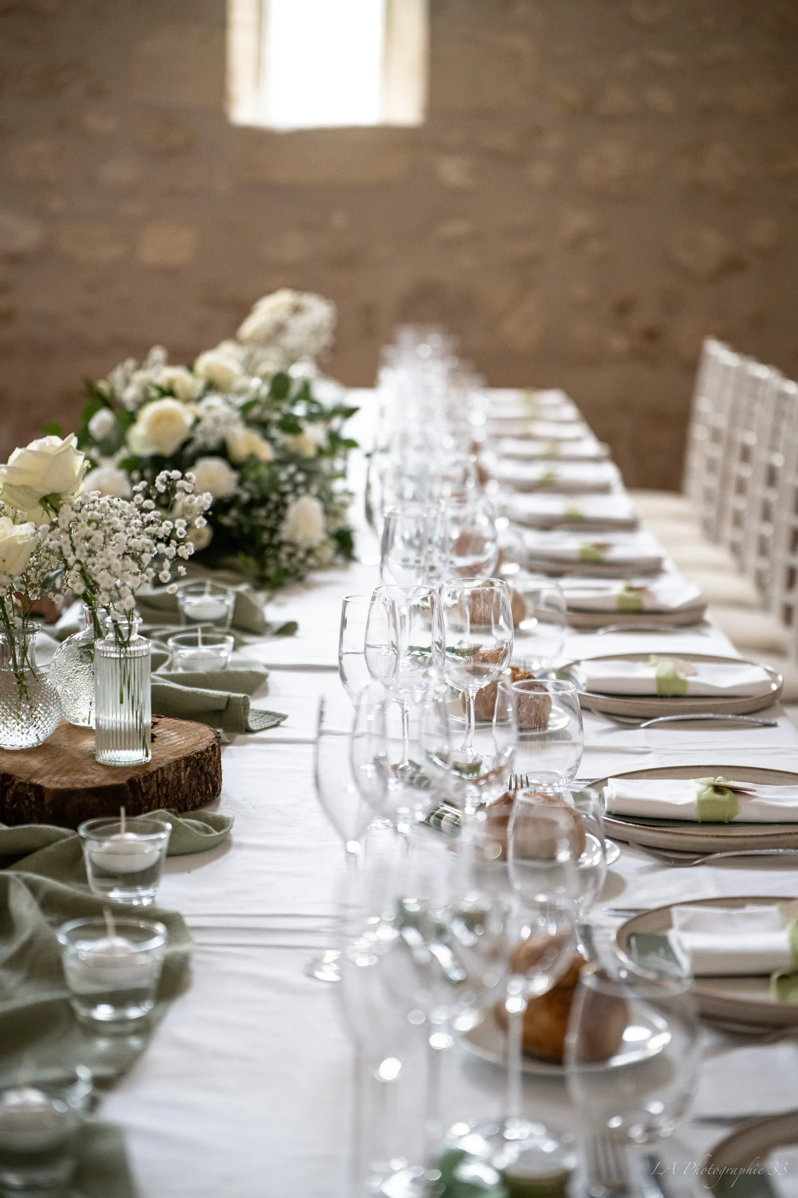 Table de réception aux fleurs blanches et au feuillage vert au Château Formont